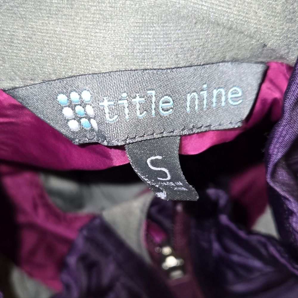 Title Nine Power Puffer Asymmetrical Full Zip Mock Neck Vest Women's Size Small - Picture 4 of 4